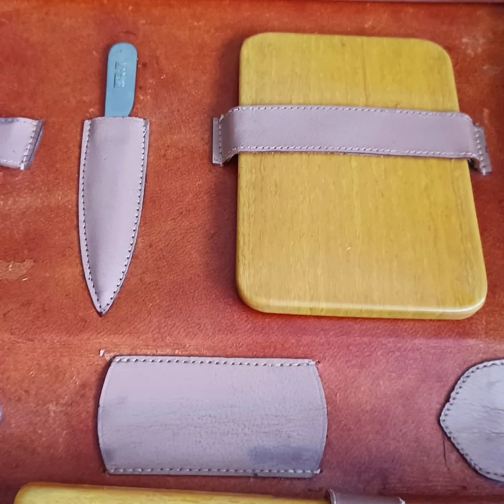 VINTAGE  MEN'S CELLULOID TRAVEL  GROOMING KIT in  GENUINE GOAT LEATHER CASE